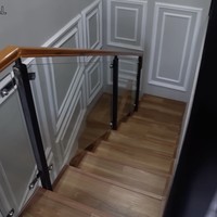 Lantai dilapisi kayu, sementara dinding hadir dengan panel yang memberi sentuhan mewah dan hangat. (Foto: YouTube/Ricis Official)