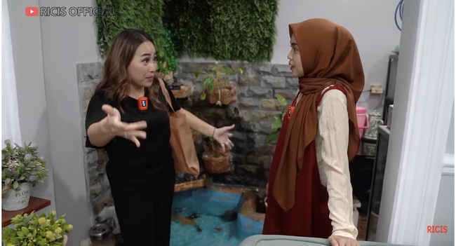 Mpok Alpa sebisa mungkin memaksimal setiap sudut di rumahnya yang mungil. Sebuah kolam kecil menghiasi berada di antara ruang tamu dan dapur. (Foto: YouTube/Ricis Official)