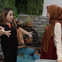 Mpok Alpa sebisa mungkin memaksimal setiap sudut di rumahnya yang mungil. Sebuah kolam kecil menghiasi berada di antara ruang tamu dan dapur. (Foto: YouTube/Ricis Official)