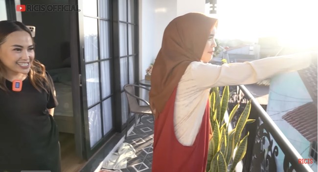 Kamar tersebut juga dilengkapi balkon untuk menikmati pemandangan dari lantai tiga. (Foto: YouTube/Ricis Official)
