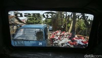 Sampah itu menumpuk di sekitar lokasi pemberhentian angkot jurusan Parung-BSD.  
