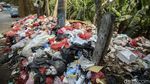 Jorok! Sampah Menumpuk di Pinggir Jalan Parung