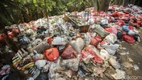 Bau tidak sedap dari sampah ini akan mengganggu kenyamanan warga yang melintas di jalan tersebut.  