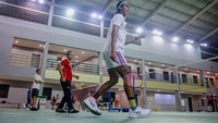 Sean cs berlatih di markas PBSI jelang BNI Media Clash 3.0. Salah satu yang menggembleng mereka adalah Kepala Bidang Pembinaan dan Prestasi PBSI Rionny Mainaky. Foto: Dok. KUY Media