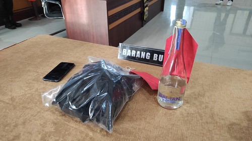 Sejumlah barang bukti perkara ojol perkosa WN Brasil dihadirkan saat konferensi pers di Polres Denpasar, Jumat (11/8/2023). (I Wayan Sui Suadnyana/detikBali)