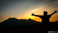 Selain itu, travelers bisa mengabadikan momen matahari terbenam di balik Gunung Baluran lho.  