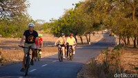 Jalanan menuju Savana Bekol Baluran dari gerbang masuk kini sudah mulus, jadi bisa bersepeda dengan nyaman keliling Baluran.  