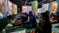 Pengunjung menikmati pengalaman unik yoga dikelilingi hasil karya Van Gogh selama 45 menit.  