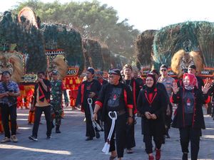 320 Dadak Merak Meriahkan Serenade Reog Obyok di Alun-Alun Ponorogo