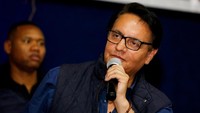 Villavicencio bahkan sempat memberikan julukan buronan kepada Correa setelah mantan Presiden Ekuador itu dijatuhi hukuman 8 tahun penjara secara in-absentia. Correa diketahui kabur ke luar negeri dan tinggal di Belgia. Namun kiprahnya menyelidiki korupsi yang melibatkan mantan pemimpin Ekuador itu juga sempat membuat Villavicencio diadili. Tahun 2014 lalu, dia melarikan diri ke hutan Amazon setelah dijatuhi hukuman 18 bulan penjara karena menghina Correa. Putusan pengadilan saat itu menuai kecaman dari Komisi HAM Inter-Amerika.