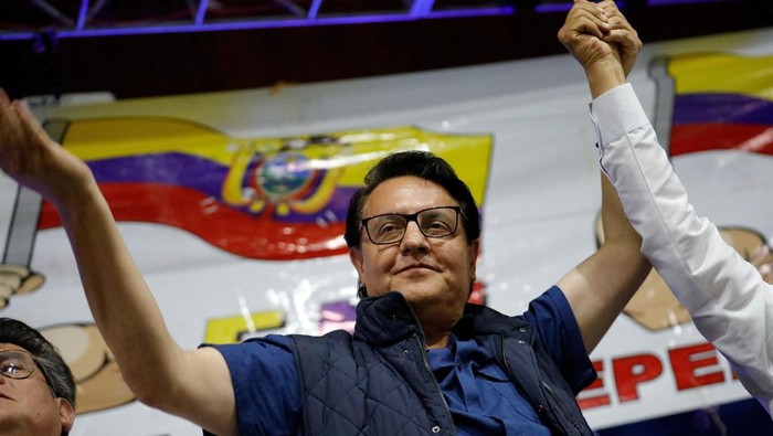 FILE PHOTO: Ecuadorean presidential candidate Fernando Villavicencio speaks during a campaign rally in Quito, Ecuador August 9, 2023. REUTERS/Karen Toro/File Photo