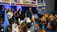 Villavicencio yang berusia 59 tahun ini secara terang-terangan mengecam kejanggalan dalam kontrak-kontrak publik hanya beberapa hari sebelum dibunuh pada Rabu (9/8) malam waktu setempat. Berprofesi sebagai jurnalis, salah satu hasil investigasi Villavicencio mengungkapkan jaringan korupsi besar-besaran yang melibatkan mantan Presiden Ekuador Rafael Correa, bersama kolega dan sahabatnya, Christian Zurita, dia menyeret mantan kepala negara dan jajaran pejabat pemerintahannya ke pengadilan karena menerima suap dari para pengusaha.