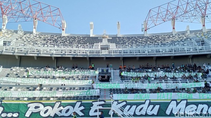Stadion GBT sepi suporter saat Persebaya bertanding
