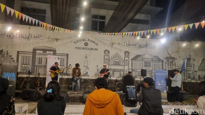 Suasana pre event Java Blues and Roots Music Festival di Gedung Yogyatourium, Kota Jogja, Jumat (11/8/2023).