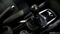 Selain itu, GR Corolla dibangun di atas platform TNGA-C Toyota, dengan penguatan bingkai yang dikembangkan khusus untuk GR Corolla oleh Gazoo Racing di pabrik Toyota Motomachi, Jepang.