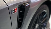Mesin ini dikawinkan dengan transmisi manual enam kecepatan (dengan auto rev-matching) dan sistem penggerak semua roda GR-Four dengan opsi tiga mode; Normal, Sport, dan Track. Performa gahar itu memungkinkan GR Corolla melesat dari titik 0-100 km/jam hanya dalam 5,5 detik.