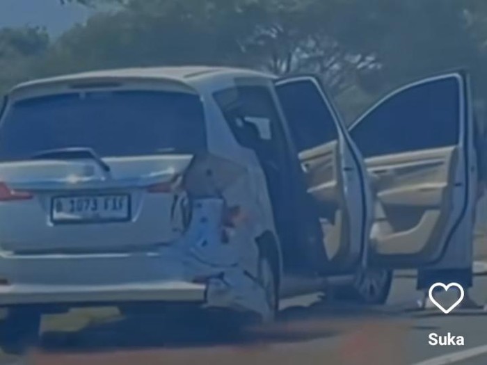 Tangkapan layar video kecelakaan mobil Ertiga seruduk truk di Tol Pemalang, Jumat (11/8/2023) siang.
