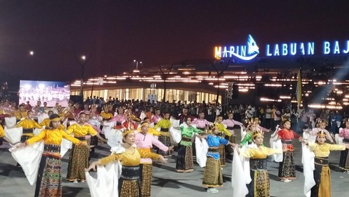Tarian Kolosal pada pembukaan Festival Golokoe di Marina Waterfront Labuan Bajo. (Ambrosius Ardin)