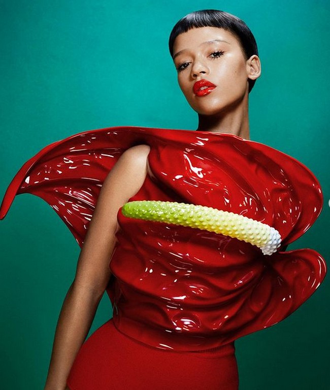 Dari hasil menabung di usia 18 dia bisa membeli mobil sendiri. Sejak saat itu dia mulai berkelana di Amerika Serikat dan ikut berbagai casting. Kini Taylor memilih tinggal di New York. Selain menjadi aktris, kini Taylor pun kerap melakukan pemotretan untuk majalah lifestyle. Inilah penampilan menariknya untuk pemotretan Dazed. Foto: dok. Instagram/@tayrussell