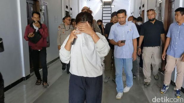 Tiga sejoli di Tulungagung digaruk Satpol PP saat berduaan di kamar kos-kosan.
