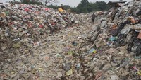 Menurut penuturan Ketua Rukun Warga (RW) TPS ilegal sepanjang 500 meter tersebut telah 10 tahun dan banyak sampah yang jatuh ke Sungai Cikeas akibat kelebihan muatan. 