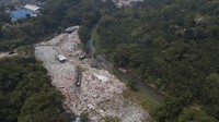 Foto udara Tempat Pembuangan Sampah (TPS) ilegal di bantaran Sungai Cikeas, Jatirangga, Bekasi, Jawa Barat, Jumat (11/8/2023). 