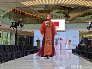 Belasan Desainer Jatim Peragakan Busana Ikonik Daerah-Bahan Tenun Trend 2024