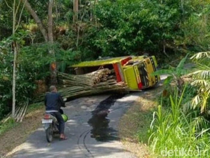 Truk terguling di Kapanewon Kalibawang, Kulon Progo, DIY, Jumat (11/8/2023).
