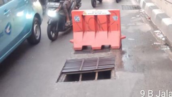 Tutup gorong-gorong underpass Mampang rusak.