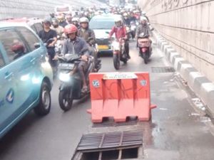 Penutup Gorong-gorong di Underpass Mampang Rusak, Arah Kuningan Macet Panjang