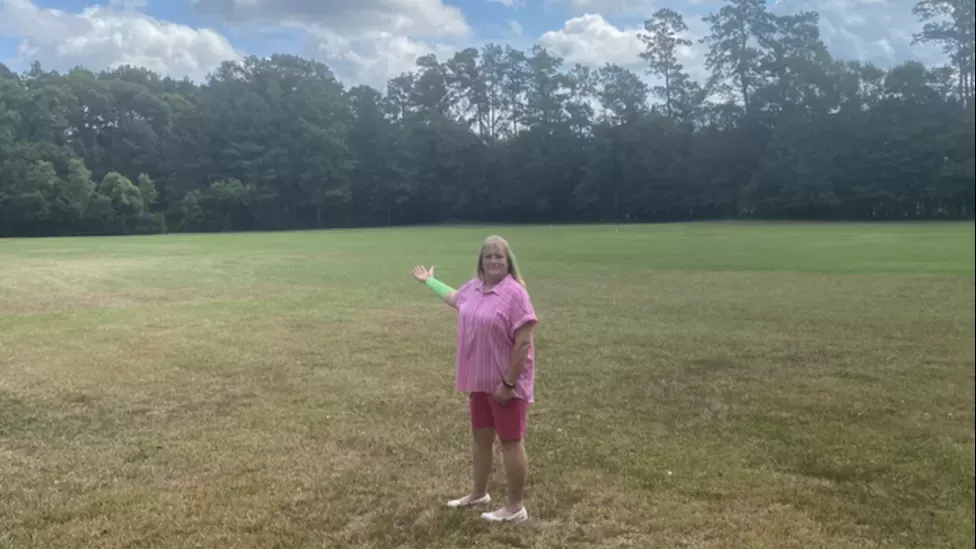 Pada 25 Juli 2023, di Selsbee, Texas, Jones sedang memotong rumput di halamannya. Tiba-tiba saja, seekor elang menjatuhkan santapannya berupa ular kepada Jones. Belum sempat menyingkirkan ular tersebut, si elang langsung menukik menghajarnya.