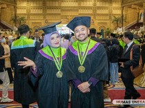 Kompak! Ibu dan Anak Ini Kuliah hingga Lulus S2 Bareng di Unesa