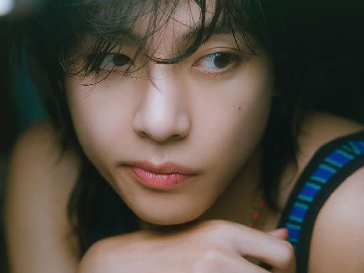 Kepincut Pesona V BTS Lewat Foto-foto Album Layover