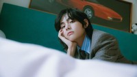 Belasan foto V BTS buat album Layover dirilis BIGHIT MUSIC. detikhot pilih yang paling bikin kepincut! (Foto: dok. Weverse/BIGHIT MUSIC)