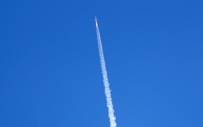 Virgin Galactic bawa turis ke luar angkasa