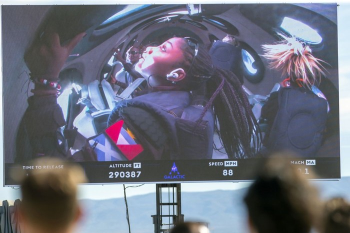 Virgin Galactic bawa turis ke luar angkasa
