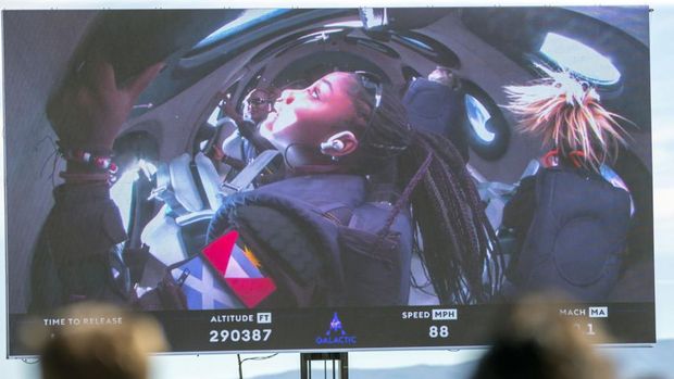 Virgin Galactic bawa turis ke luar angkasa