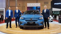 Volvo C40 adalah SUV crossover kompak yang memadukan keserbagunaan SUV dengan efisiensi kendaraan listrik. Foto: M Luthfi Andika