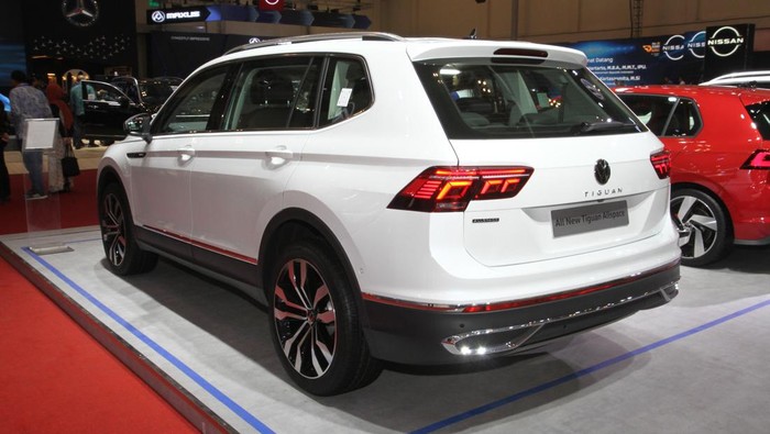 VW The New Golf GTI dan Tiguan Allspace Mejeng di GIIAS 2023 Volkswagen meramaikan ajang GAIKINDO Indonesia International Auto Show (GIIAS) 2023 dengan membawa dua mobil baru yaitu: The New Golf GTI dan The All-New Tiguan Allspace. Perkenalan legenda Hot-hatchback dan SUV 7-seater ini menunjukkan komitmen VW untuk terus menyuguhkan pilihan mobil berkualitas di Tanah Air.