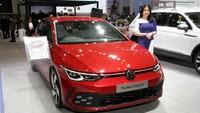 Golf GTI adalah sebuah kendaraan hot hatchback ikonik yang diciptakan untuk dikendarai sendiri oleh pecintanya. GTI hadir dengan lampu depan LED performa tinggi, Daytime Running Lights (DRL) dan lima LED menarik di setiap sisi bumper depan yang menciptakan lampu kabut berbentuk X dengan fitur Active Cornering Lights yang terintegrasi. Selain itu Semua lampu puddle, yang memproyeksikan pola polkadot unik ke permukaan tanah dari kaca spion luar, dan menampilkan ceruk gagang pintu yang bercahaya menjadi ciri khas The New Golf GTI.   