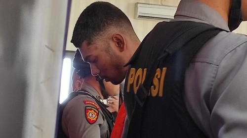 Wangkadasih Dever, driver ojol pemerkosa WN Brasil saat konferensi pers di Polresta Denpasar, Jumat (11/8/2023). (I Wayan Sui Suadnyana/detikBali)