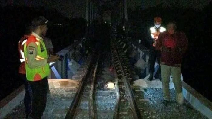 wanita nekat berdiri di rel hingga tewas tertabrak KA di kawasan Rejotangan, Tulungagung berbatasan dengan wilayah Blitar