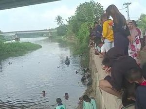 Ramai-ramai Warga OKI Turun ke Sungai Usai Ditemukan Benda Mirip Emas Batangan