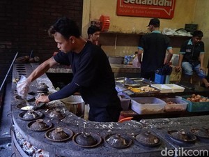 Masak Pakai Tungku Arang, Warung Ini Sajikan 54 Jenis Surabi