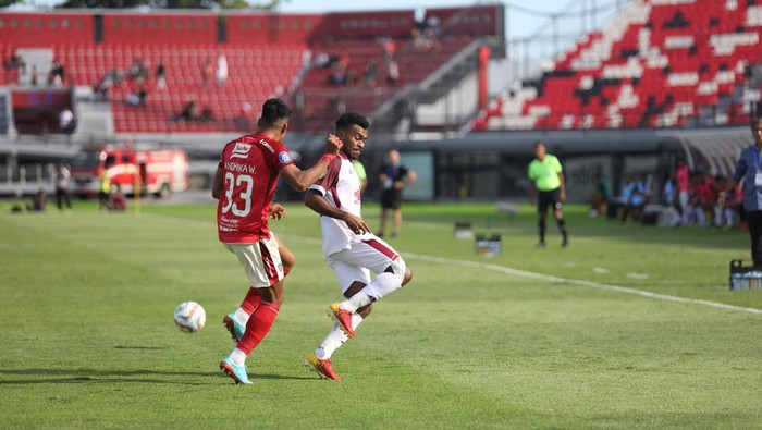 Winger PSM Makassar Yakob Sayuri berduel dengan bek Bali United Andhika Wijaya di Stadion Kapten I Wayan Dipta, Gianyar, Bali.