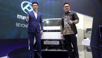 Maxus MIFA 9 sudah bisa dipesan di GIIAS 2023 melalui satu varian. Konsumen yang berminat bisa menebusnya di harga Rp 1,42 miliar dengan status on the road Jakarta. Sedangkan garansi unitnya lima tahun (100 ribu km) dan baterainya delapan tahun (200 ribu km). 