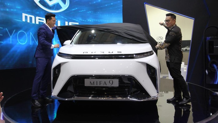 Wujud Mobil Listrik Maxus MIFA 9, Penantang Alpard dari China PT Indomobil Wahana Trada sebagai agen pemegang merek (APM) Maxus di Indonesia resmi meluncurkan Maxus MIFA 9 di pameran Gaikindo Indonesia International Auto Show atau GIIAS 2023. Meski jenis penggeraknya berbeda, namun mobil listrik premium itu disebut-sebut akan menjadi penantang Toyota Alphard.