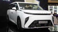 Secara tampilan, Maxus MIFA 9 memang menyerupai Toyota Alphard. Hal tersebut bisa dilihat dari bodinya yang bongsor dan permainan warnanya yang premium. Kendaraan yang nantinya akan dirakit secara lokal itu punya dimensi panjang 5.270 mm, lebar 2.000 mm dan tinggi 1.840 mm. 