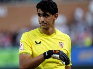 Courtois Cedera, Ini Tiga Kandidat Kiper Baru Madrid