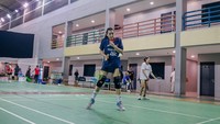 Tengah pekan ini Yolla justru menyambangi markas PBSI, induk olahraga bulutangkis. Ia latihan badminton! Foto: Dok. KUY Media